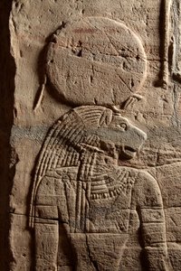 Relief sur un sanctuaire érigé par le pharaon Taharqa dans la cour du temple d